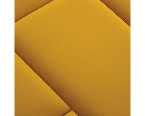 Žluté polstrované stěnové panely s geometrickým vzorem.