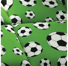 Zelená látka s fotbalovým vzorem