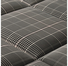 Detail čalouněného nábytku s kostkovaným vzorem