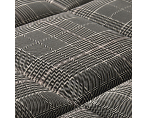 Detail čalouněného nábytku s kostkovaným vzorem