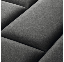 Detail šedého prošívaného nástěnného panelu