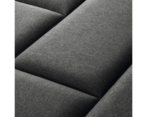 Detail šedého prošívaného nástěnného panelu