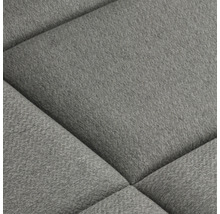 Detail čalouněného nábytku s látkovým potahem a prošívaným vzorem