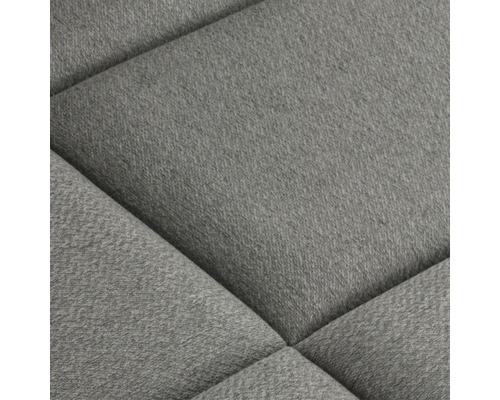 Detail čalouněného nábytku s látkovým potahem a prošívaným vzorem