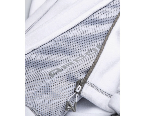Detailní záběr bílé fleecové bundy se zipem a síťovanou vsadkou