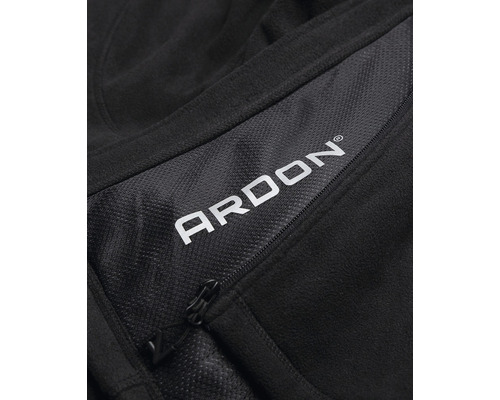 Detailní pohled na černou pracovní bundu s logem Ardon a zipem
