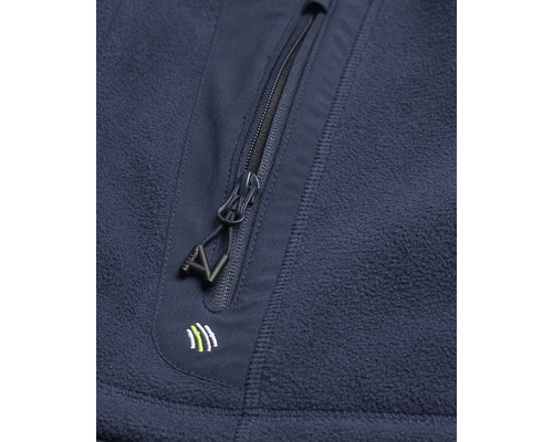 Detailní záběr fleecové bundy se zipem a logem.