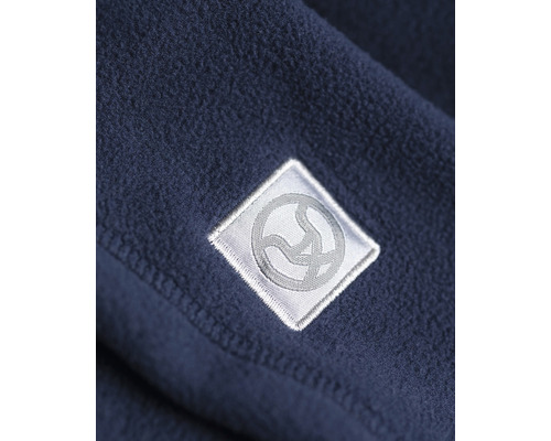 Detailní záběr fleecového produktu s logem společnosti