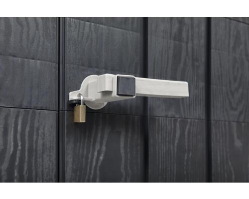 Detail dveřní kliky zahradního domku s visacím zámkem