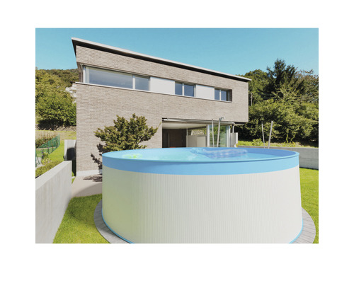 Kulatý nadzemní bazén v zahradě rodinného domu.