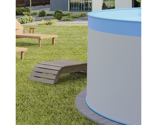 Záběr zahrady s nadzemním bazénem a dřevěnými lehátky