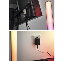Detailní záběr monitoru s kabelovými přípojkami a stojací lampy a také napájecího zdroje v zásuvce