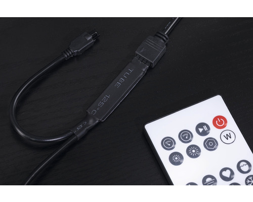 Černý kabel s konektorem a bílý dálkový ovladač