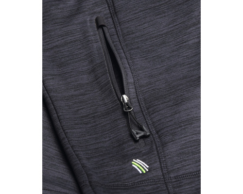 Detailní záběr bundy s kapsou na zip