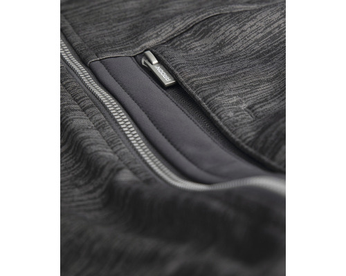 Detailní pohled na mikinu na zip s logem Argon.