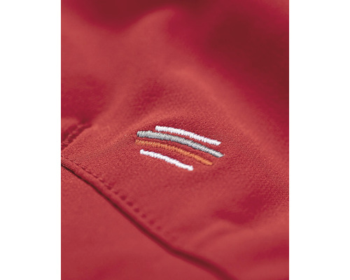 Detail červeného oděvu s vyšitým logem