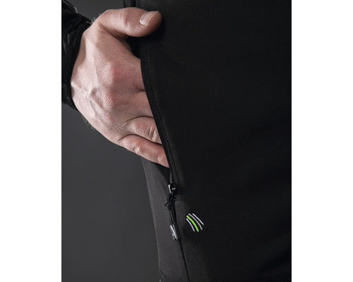 Detailní záběr černých kalhot s kapsou na zip a malým logem