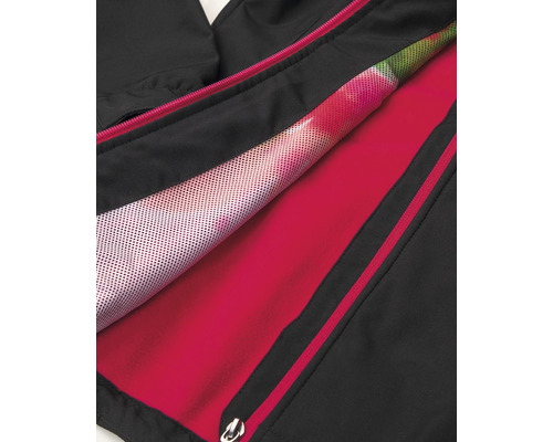 Detailní pohled na černou bundu s červenou podšívkou a zipem