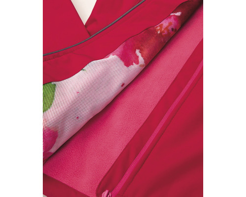 Detail červené bundy s vnitřní podšívkou