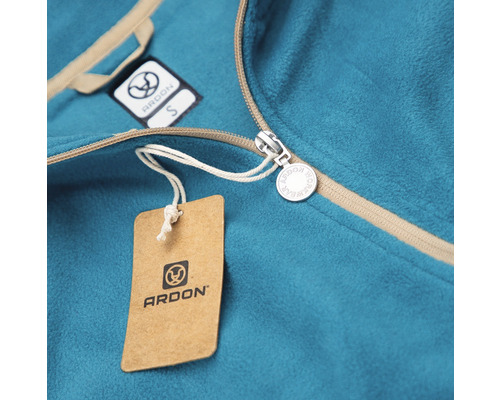 Detailní záběr fleecové mikiny na zip s logem Ardon.