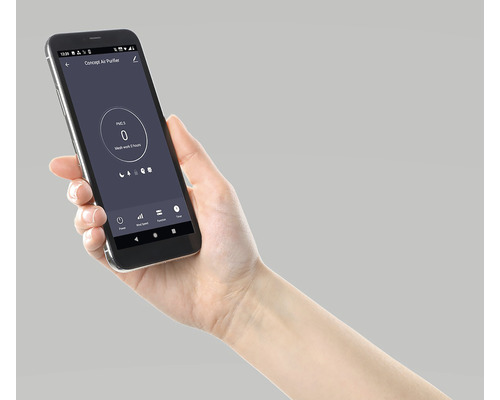 Smartphone s aplikací pro ovládání čističky vzduchu držený v ruce.