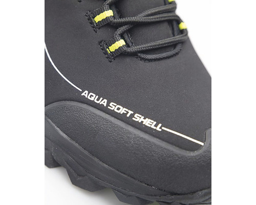 Detailní záběr černé trekové boty s nápisem Aqua Soft Shell