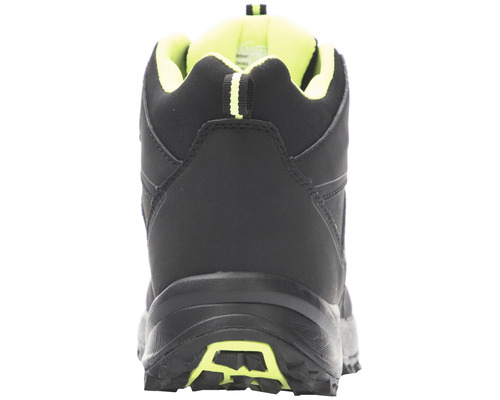 Pohled zezadu na černou turistickou obuv