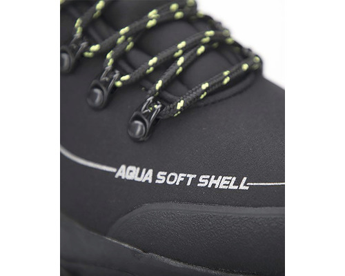 Detailní záběr černé boty s nápisem Aqua Soft Shell a tkaničkami
