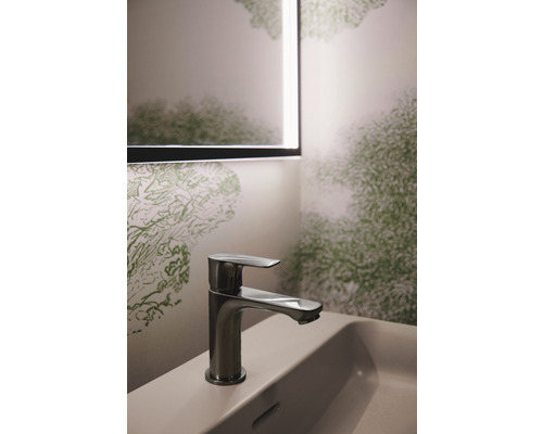 Moderní koupelna s umyvadlem, vodovodní baterií a osvětleným zrcadlem