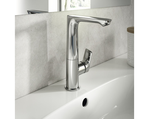 Umyvadlová baterie z kovu na umyvadle