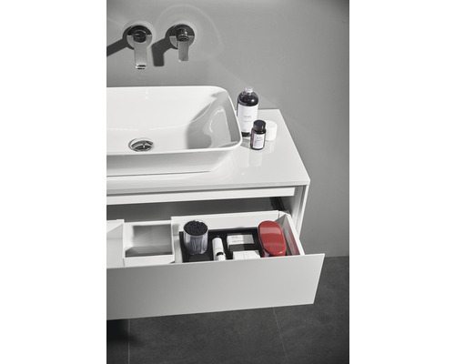 Moderní koupelna s umyvadlem, vodovodními bateriemi a otevřeným zásuvkovým prvkem pro uložení koupelnových potřeb