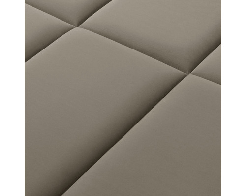 Detail prošívaného textilního povrchu se čtvercovými vzory