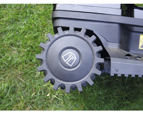 Kolo robotické sekačky na trávě