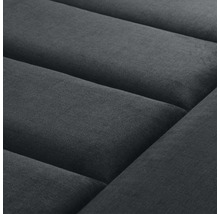 Detailní záběr čalouněného nábytku s prošívaným povrchem