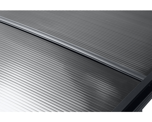 Detail roletového krytu s lamelovou strukturou