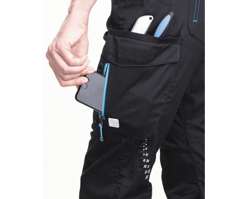 Detail pracovních kalhot s nářadím a smartphonem v kapsách