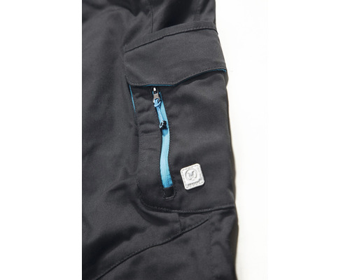 Detail černých kalhot s kapsou a zipem