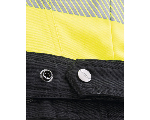 Detail pracovního oděvu s patentkovým zapínáním