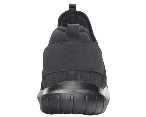 Pohled zezadu na černou sportovní obuv