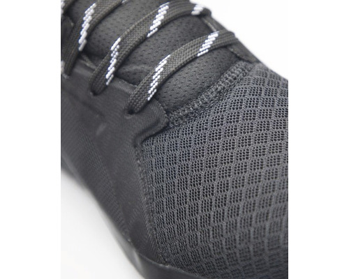 Detail sportovní obuvi se šňůrkami a síťovaným povrchem