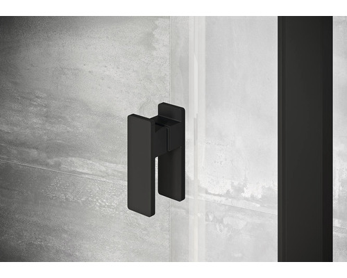 Detailní záběr kliky dveří sprchového koutu