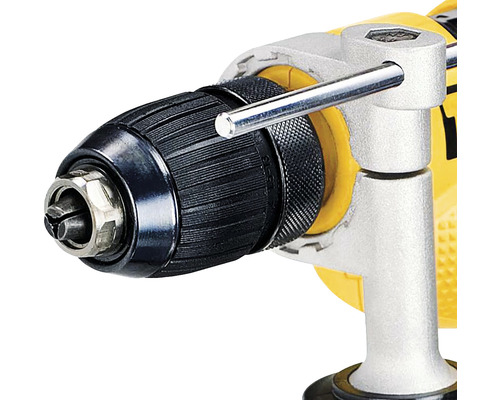 Detailní pohled na vrtačku se sklíčidlem a klíčem ke sklíčidlu