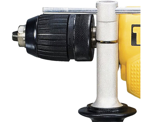 Detailní záběr vrtačky se sklíčidlem a rukojetí