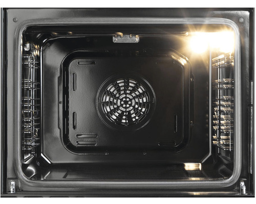 Vnitřek trouby s osvětlením prostoru pro vaření a ventilátorem