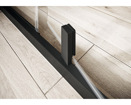 Detail sprchového koutu s černým rámem a skleněnou stěnou