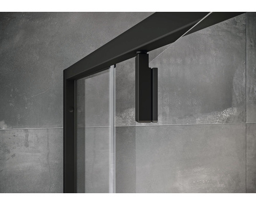 Detail sprchového koutu s posuvnými dveřmi a černým rámem