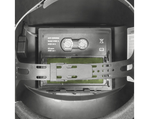 Pohled zevnitř na svařovací masku s automatickým ztmavováním a nastavovacími kolečky pro citlivost a zpoždění.