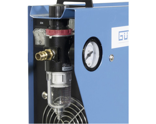 Detailní pohled na kompresor Güde s regulátorem tlaku a manometrem