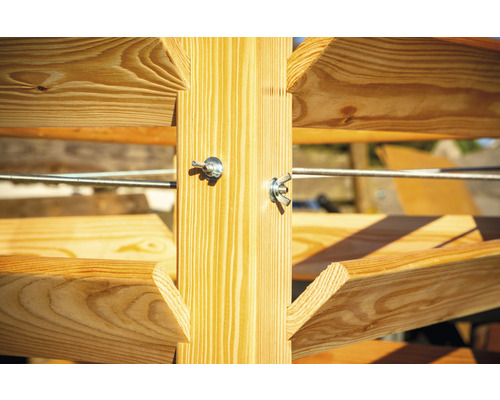 Detailní pohled na dřevěnou konstrukci s křídlovými maticemi a ocelovými lany.