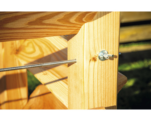 Detailní pohled na dřevěný regál se závitovou tyčí a šrouby